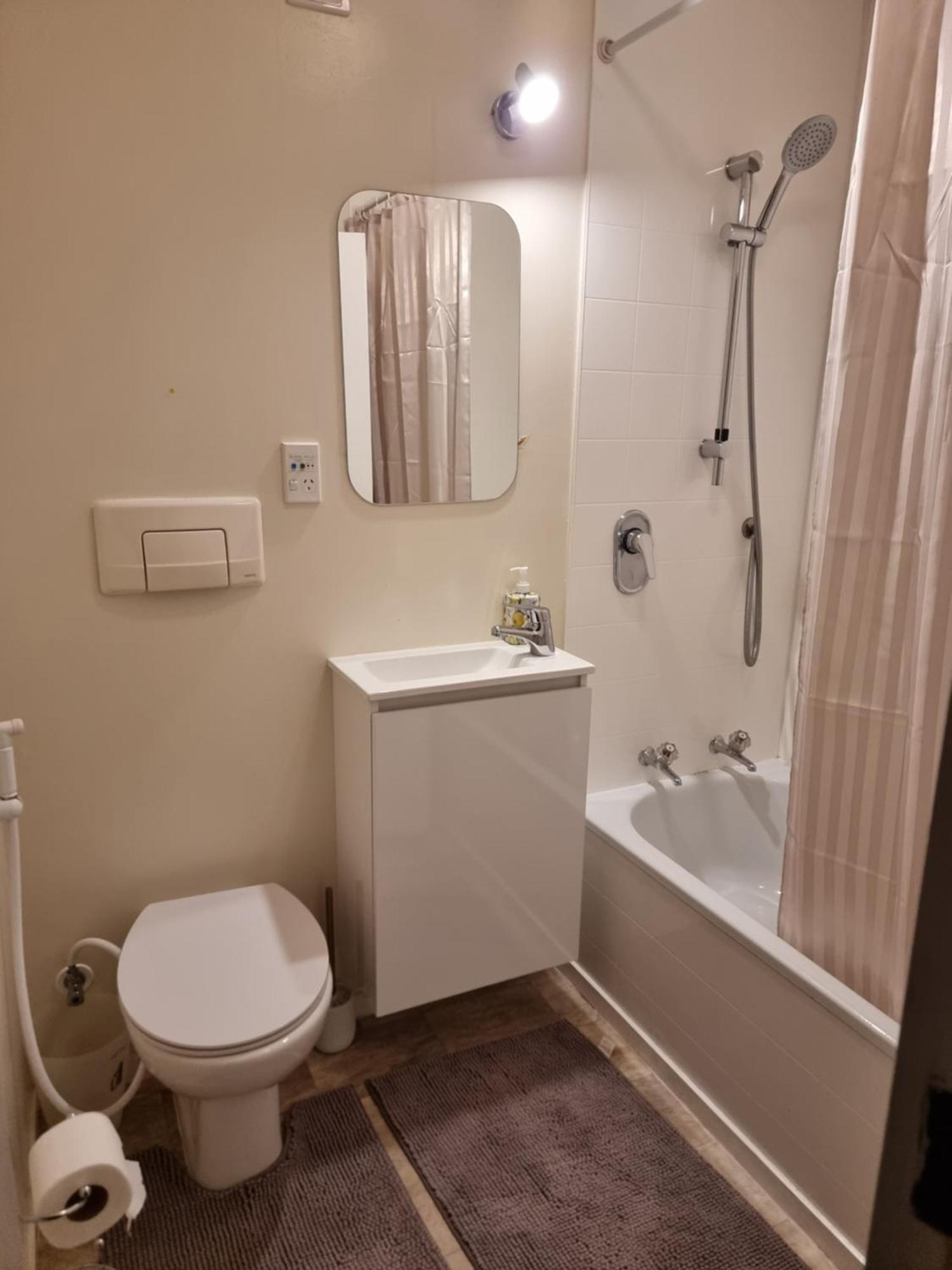 Entire Ground Floor With Full-privacy And Family-friendly Popular To Ferry Catchers Apartamento